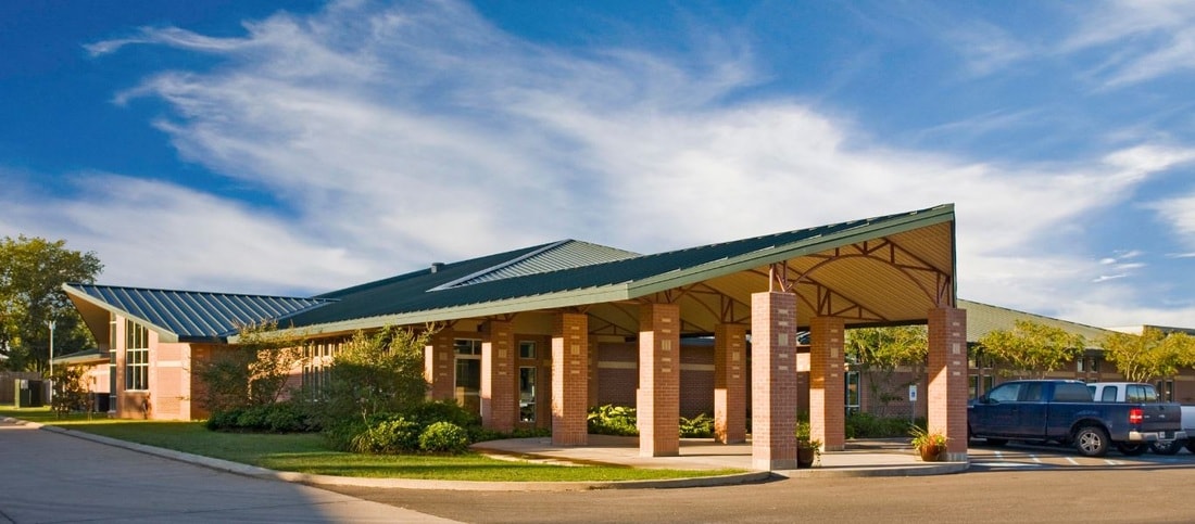 Medical clinic exterior with covered canopy entrance